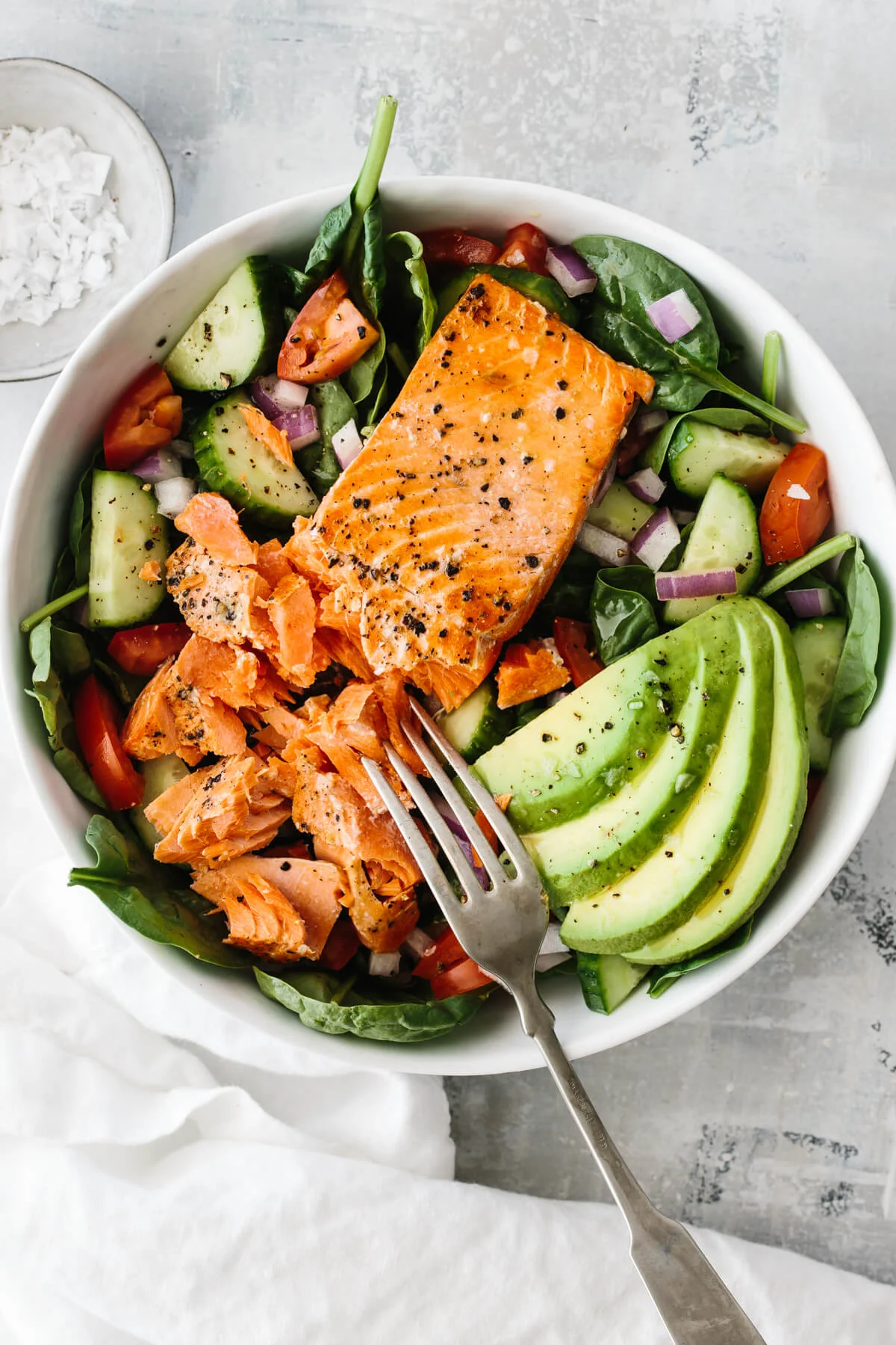 This salmon avocado salad is a healthy salad recipe that’s big on nutrients and flavor. It’s light yet filling, and simple enough to be made in under 20 minutes.
